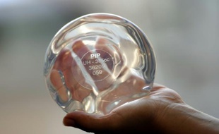 Lors d'un procès opposant TUV et une victime le 3 janvier 2012 à marseille, une personne tient une prothèse mammaire de la société PIP (Poly Implant Prothese)