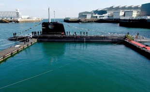 Des contrats de consultant, conclus en marge de la vente de sous-marins français à la Malaisie en 2002, entre Thales, la Direction des constructions navales (DCN) et des décideurs politiques malaisiens sont au coeur d'une enquête pour corruption ouverte à Paris