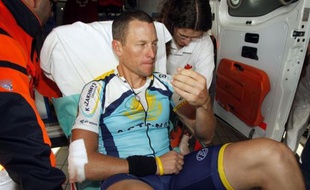 Lance Armstrong dans l'ambulance après sa chute dans le tour de Castille, le 23 mars 2008.