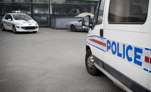 Un fourgon et une voiture de police. (Illustration)