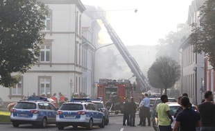 Des pompiers éteignent un incendie à l'hôpital Sainte-Elizabeth, à Lorräch (Allemagne), où une fusillade a éclaté le 19 septembre 2010.