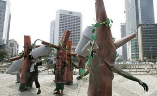 Des militants indonésiens pour la défense de l'environnement défilent à Jakarta, la capitale indonésienne, dans le cadre d'une campagne contre le réchauffement climatique, le 26 novembre. L'Indonésie accueille la 13e conférence des Nations unies sur le changement climatique à Bali.