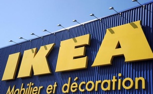 Le géant suédois de l'ameublement Ikea va investir plus de 100 millions d'euros dans un vaste projet comprenant un magasin de 40.000 m2 mais aussi 10.000 m2 de logements, un îlot urbain dessiné par l'architecte français Jean-Michel Wilmotte dans un futur éco-quartier de la métropole niçoise, a-t-on appris samedi auprès de la mairie de Nice.