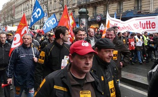 Les salariés de l'usine Continental de Clairoix (Oise) se rendent à l'Elysée, où ils doivent être reçus, le 25 mars 2009.