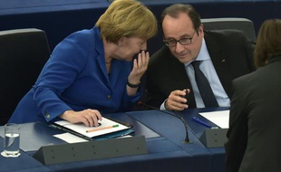 Le président français, François Hollande au Parlement européen à Strasbourg avec la chancelière allemande Angela Merkel, le 7 octobre 2015