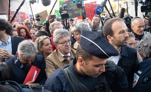 Jean-Luc Mélenchon (au centre) et cinq coprévenus comparaissent au tribunal correctionnel de Bobigny le 19 septembre 2019, après une perquisition mouvementée en octobre 2018