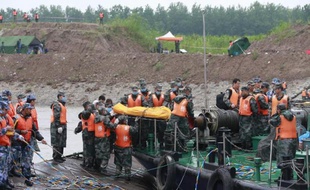 Des secouristes portent le corps d'une victime du naufrage de l'Etoile de l'Orient, à Jianli le 3 juin 2015