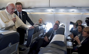 Le pape François s'adresse à des journalistes dans un avion le ramenant du Portugal (le 13 mai 2017)