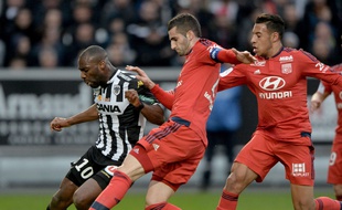 Ici aidé par Corentin Tolisso, Maxime Gonalons a retrouvé tout son abattage samedi pour venir à bout de Gilles Sunu et d'Angers (0-3).JEAN-FRANCOIS MONIER