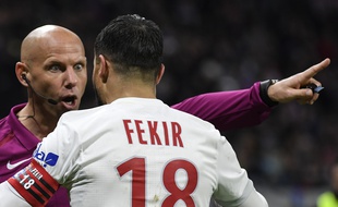 Fekir en grande discussion avec son meilleur ami, Mr Delerue, lors de Lyon-Rennes le 11 février 2018.
