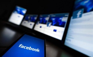 Des écrans connectés à Internet, Facebook.