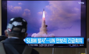 Le 20 octobre 2021, un homme regarde à Séoul, sur la chaîne d'informations sud-coréenne YTN, des images présentées comme celles d'un tir d'un missile nord-coréen depuis un sous-marin.