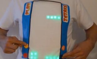Le tee-shirt sur lequel on peut jouer à Tetris.