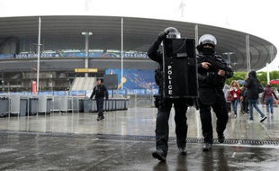 Des hommes du Raid lors de simulations d'attentats au Stade de France à Saint-Denis près de Paris, le 31 mai 2016