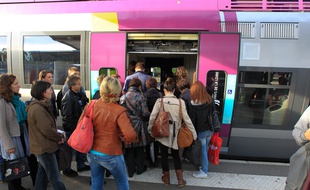 NANTES, le 17/10/2013 Un TER en gare