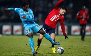Le Lensois Serge Aurier à la lutte avec le Lillois Eden Hazard le 30 janvier 2010.