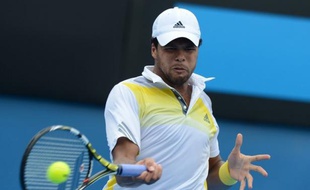 Serena Williams, Victoria Azarenka, Andy Murray et Jo-Wilfried Tsonga ont tous atteint le troisième tour de l'Open d'Australie sans perdre un set jeudi sous la canicule.