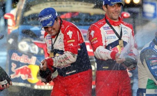 Grâce à sa nouvelle victoire -- la cinquième en sept manches -- du Français Sébastien Loeb (Citroën DS3), dimanche au Rallyede Nouvelle-Zélande devant son coéquipier finlandais Mikko Hirvonen, pour un quatrième doublé cette saison, Citroën a creusé un gros écart sur Ford.