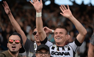 Capelle, buteur salvateur, avec des supporters.