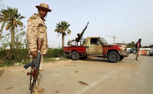 Des soldats libyens tiennent un "checkpoint" à Benghazi, le 25 mars 2015