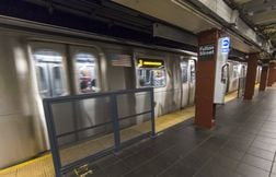 Poussé sur les rails, il remonte sur le quai et évite le passage du métro