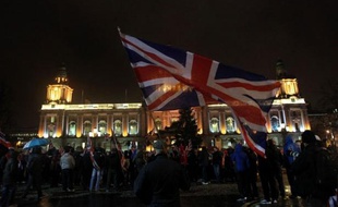 Nuit après nuit depuis un mois, les incidents se multiplient à Belfast malgré les tentatives de leaders politiques et religieux pour désamorcer la crise autour de l'usage du drapeau britannique sur la mairie, un psychodrame qui témoigne de la fragilité de la paix en Ulster.