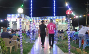 Des jeunes hommes arrivent pour regarder la finale de la ligue des Champions le 28 mai 2016 au café Al-Furat à Balad