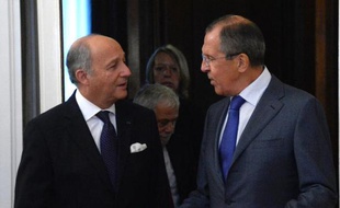Les ministres des Affaires étrangères français et russe, Laurent Fabius (g) et Sergueï Lavrov, le 17 septembre 2013 à Moscou