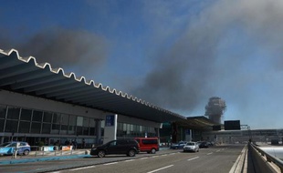 De la fumée s'échappe de l'aéroport de Rome-Fiumicino où un incendie s'est déclaré, le 7 mai 2015