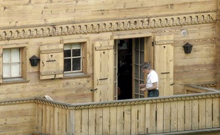 Le réalisateur Roman Polanski sur le balcon du chalet où il est assigné à résidence, à Gstaad, le 24 avril 2010.