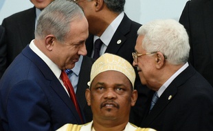 Le président des Comores, Sadly, Ikililou Dhoinine, au premier plan lors de la poignée de main entre les chefs d'Etats israélien et palestinien, Benjamin Netanyahu (à g.) et Mahmoud Abbas (à dr.) le 30 novembre 2015.