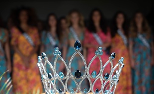Les prétendantes à la couronne derrière la couronne de Miss France 2019.