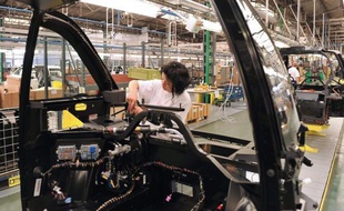 Les secteurs principalement marchands ont créé 18.300 emplois au 1er trimestre 2012 (+0,1% par rapport au trimestre précédent) après en avoir détruit 8.100 au 4e trimestre 2011, selon des chiffres révisés de l'Insee publiés mardi.