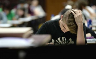Un lycéen passe le baccalauréat, en 2014 à Strasbourg