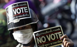 La situation était tendue samedi en Thaïlande à la veille de législatives à haut risque, alors que les manifestants antigouvernement voulant empêcher le scrutin bloquaient dans certains lieux l'acheminement du matériel électoral.