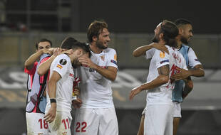 Les joueurs du FC Seville après leur victoire face à Manchester United, à Cologne le 16 août 2020.