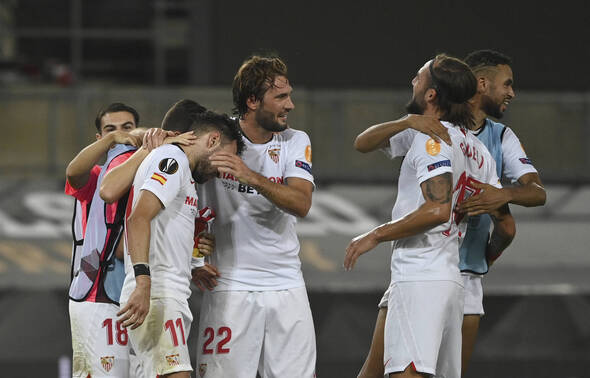 LIGUE EUROPA 2018 - 2019 -2020 - Page 18 590x378_les-joueurs-du-fc-seville-apres-leur-victoire-face-a-manchester-united-a-cologne-le-16-aout-2020