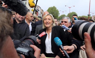 La présidente du Front nationale, Marine Le Pen, a dénoncé vendredi la deuxième conférence sociale de l'ère Hollande qui s'achève comme un rassemblement "d'experts en aplaventrisme devant l'Union européenne".