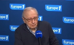 Capture d'écran de Claude Angeli, patron du Canard Enchaîné, répondant aux questions de Marc-Olivier Fogiel sur Europe 1, le 9 février 2011