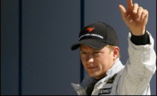 Kimi Räikkönen (McLaren-Mercedes) a soufflé la pole position du Grand Prix d'Italie de Formule 1 à Michael Schumacher (Ferrari) en devançant l'idole des tifosi de deux minuscules millièmes de seconde, samedi en qualifications à Monza.