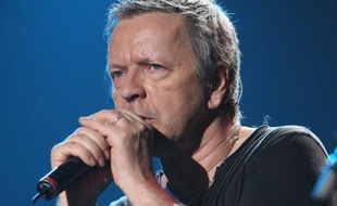 Renaud lors d'un concert de soutien au Zenith de Rouen, pour Ingrid Betancourt et Clara Rojas, le 23 février 2006.