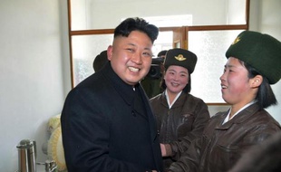 Photo non datée fournie le 7 mars 2014 par l'agence officielle nord-coréenne montrant le dirigeant Kim Jong-Un inspectant une base de l'armée de l'air