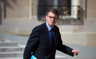 Vincent Peillon a annoncé mercredi que 10.000 recrutements supplémentaires seraient attribués "spécifiquement pour le secondaire", en plus des 60.000 postes prévus dans la loi sur l'école qui vient d'être définitivement adoptée.