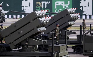 Un système de lance-roquettes multiple installé sur un véhicule lors d'un défilé militaire à Islamabad, au Pakistan, le 23 mars 2016.
