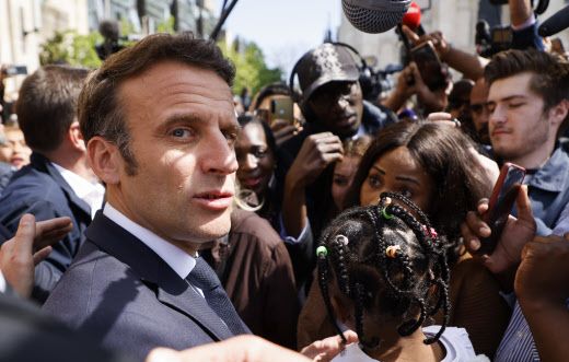 Emmanuel Macron en déplacement à Saint-Denis, pendant l'entre-deux-tours de la campagne présidentielle 2022.