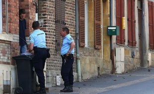 Des gendarmes à Grandpré poursuivent les investigations pour retrouver l'agresseur de Berenyss le 24 avril 2015