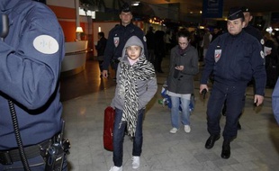 La fillette française qui avait été enlevée il y a sept ans par son père pakistanais est rentrée samedi en France avec sa mère, à qui elle avait été remise la veille au Pakistan sur décision de justice, a constaté une journaliste de l'AFP à leur arrivée à l'aéroport parisien de Roissy.