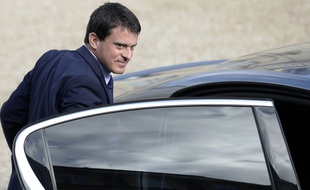 Manuel Valls monte dans voiture de fonction, le 23 octobre 2013