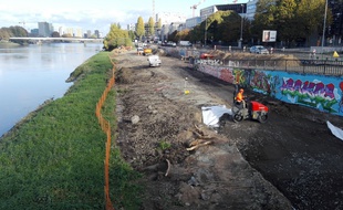 Les travaux des berges nord de l'île de Nantes ont débuté par le quai Doumergue, entre les lignes de tramway et de busway.