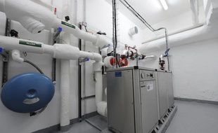 La pompe à chaleur qui va condenser les calories apportées par les eaux usées pour chauffer le groupe scolaire Wattignies, dans le 12e arrondissement de Paris.